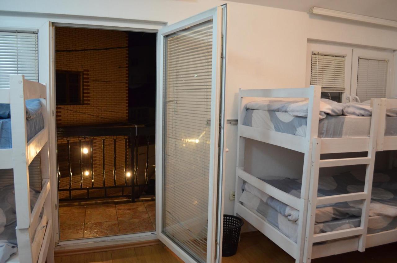 Moonlight Hostel Приштина Экстерьер фото