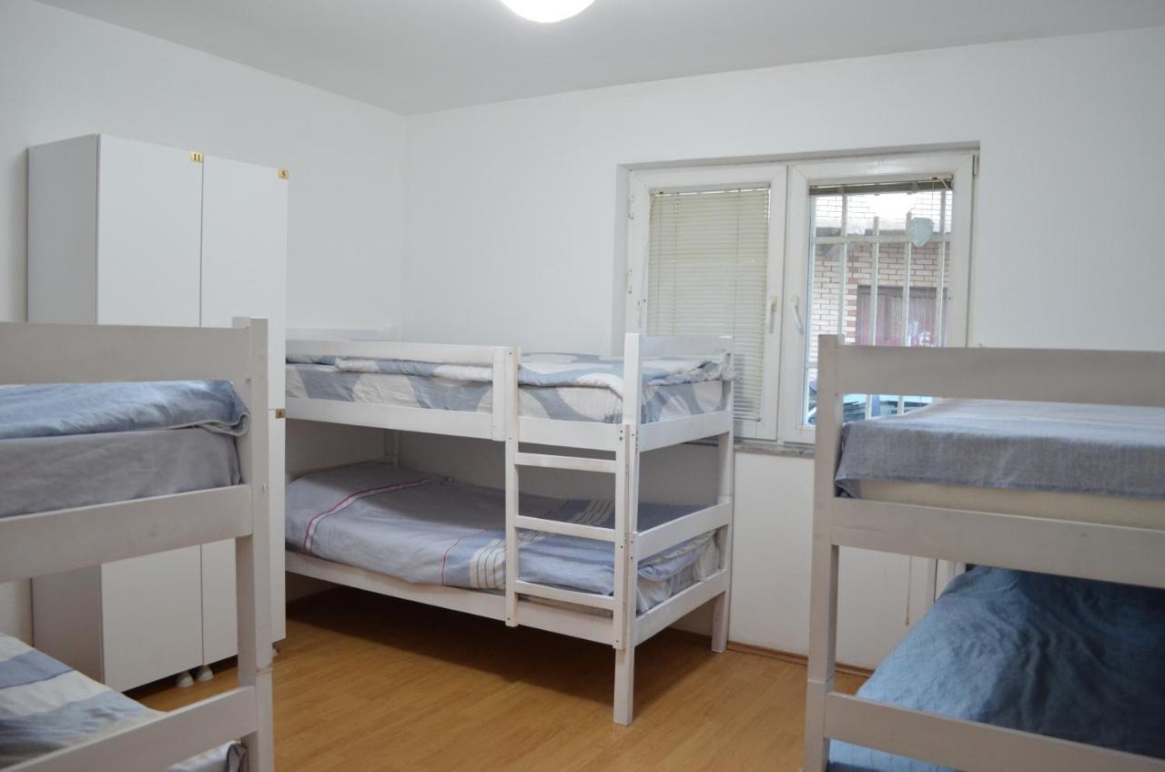 Moonlight Hostel Приштина Экстерьер фото